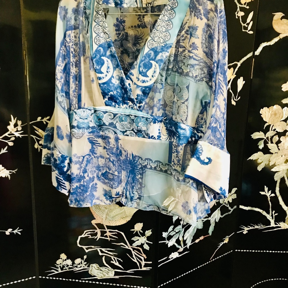 🐋NWOT Blue sheer designed blouse with different patterned designed